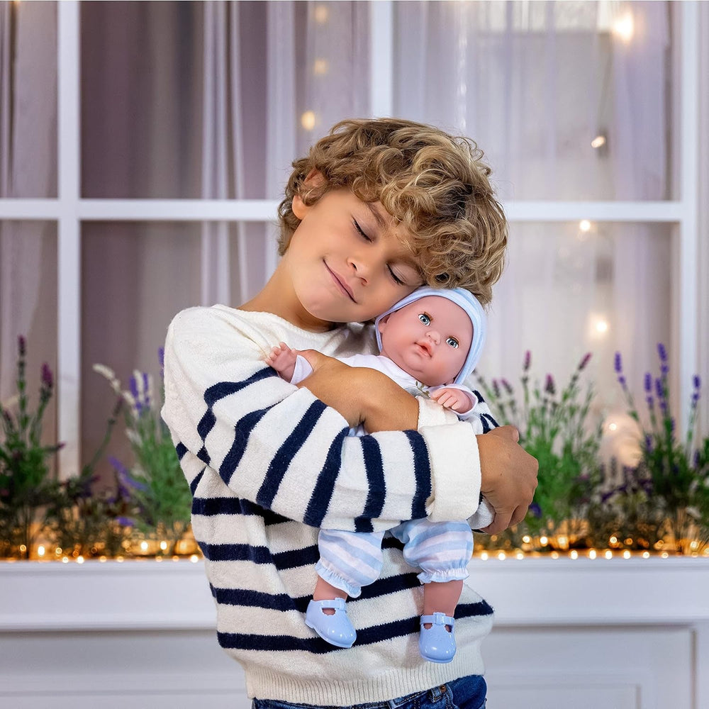 38 cm große realistische Babystoffpuppe mit offenen/geschlossenen Augen | JC Toys - Berenguer Boutique | 10-teiliges Geschenkset mit Flasche, Rassel, Schnuller & Zubehör | Blau | ab 2 Jahren.