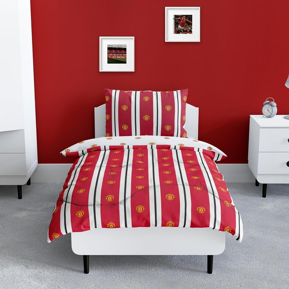 Manchester United FC Official Single Duvet, Reversible, Red & White, Coverless, Football Quilt, Pillowcase, Lavabil, Perfect pentru călătorii, Overnight Stays, 10.5 Tog Plapumi si pilote Naty Shop