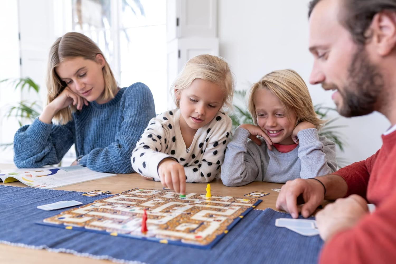 Ravensburger Joc pentru copii 20847 - Labirint Junior - Clasic pentru familie pentru cei mici, joc pentru copii cu vârsta de 4 ani și peste - joc de societate potrivit pentru 2-4 jucători, ediție Junior