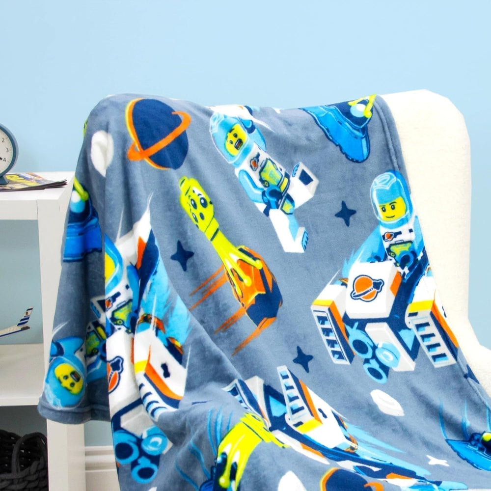 Character World Official Lego® City Fleece Blanket, Super Soft, Warm Blue Throw, Cityspace Design, Perfect pentru dormitoare, camping și dormit, 100 X 150 Cm Paturi si Cuverturi Besuche den Character World-Store