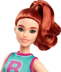 Păpușa Barbie Fashionistas nr. 232 cu păr roșu, top sport din jerseu cu imprimeu B, fustă plisată mov, ceas de mână și adidași, HYT90