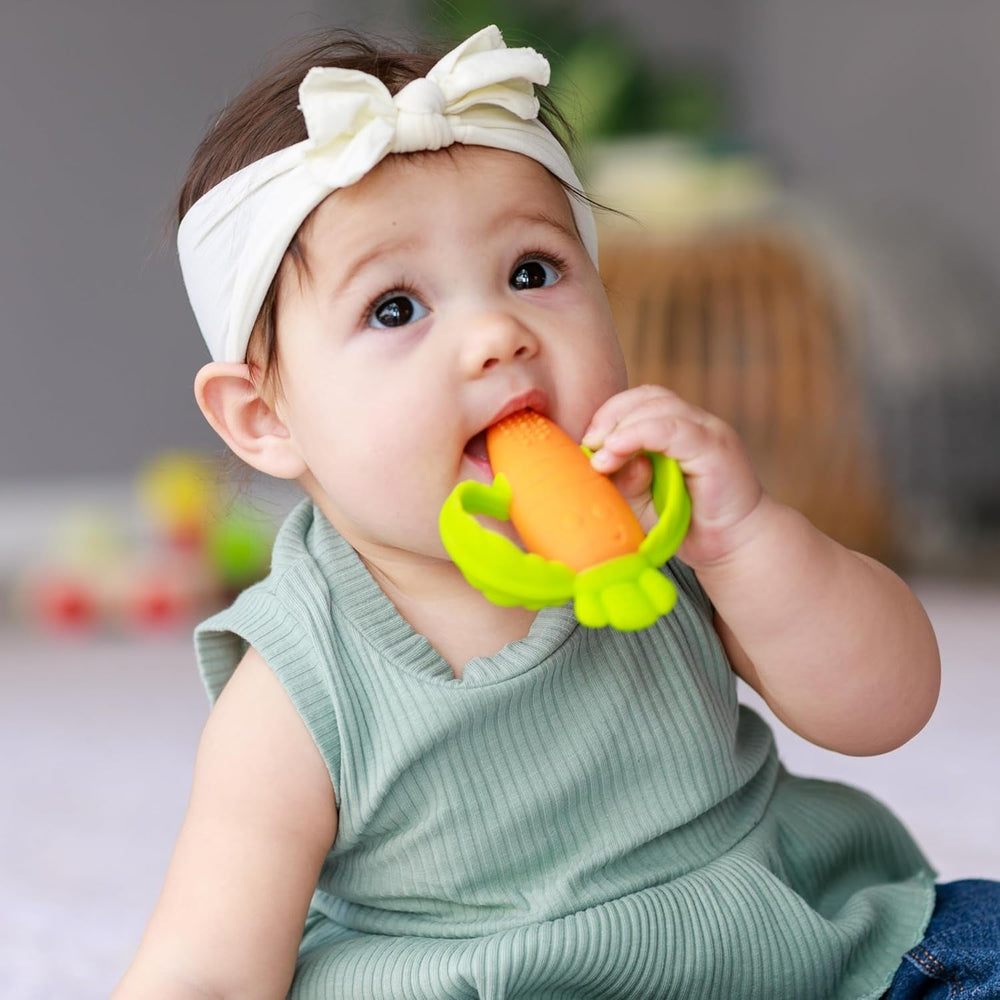 Infantino Lil' Nibbles, inel de dentiție din silicon texturat, jucărie de dentiție pentru bebeluși fără BPA, moale, ușor de ținut în mână, stimulare senzorială pentru sugari, morcov