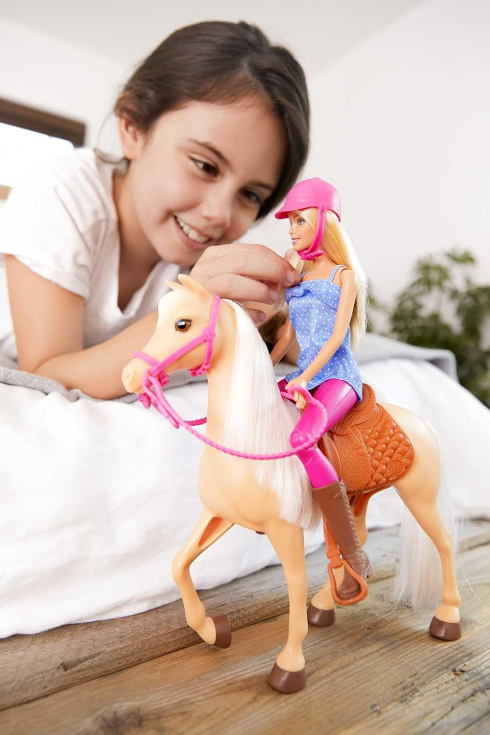 Păpușă Barbie și jucărie cu cal, accesorii pentru călărie, include 1 păpușă și 1 cal, potrivită ca și cadou pentru copiii cu vârsta de 3 ani și peste, FXH13