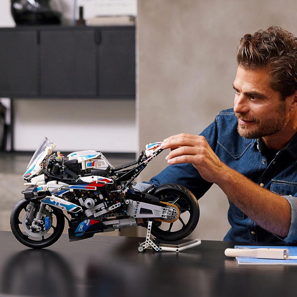 LEGO Technic BMW M 1000 RR Motorrad-Modell, Modellbausatz für Erwachsene, Set als Geschenk zum Basteln für Männer und Frauen, als Home- oder Büro-Deko 42130