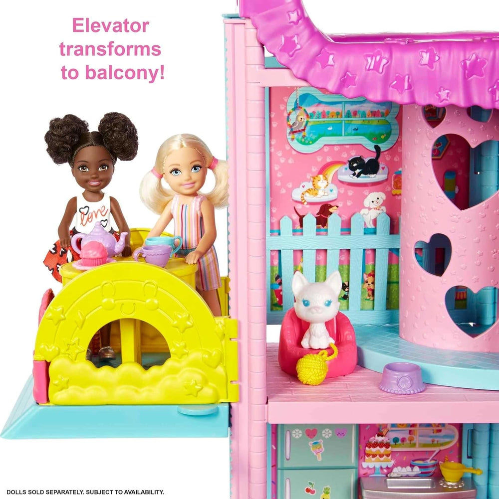 Căsuța de joacă Barbie Chelsea - 3 etaje cu funcție de transformare, zone de joacă secrete, lift, piscină, tobogan, 2 animale de companie și peste 20 de accesorii, pentru copii de la 3 ani în sus, HHX44