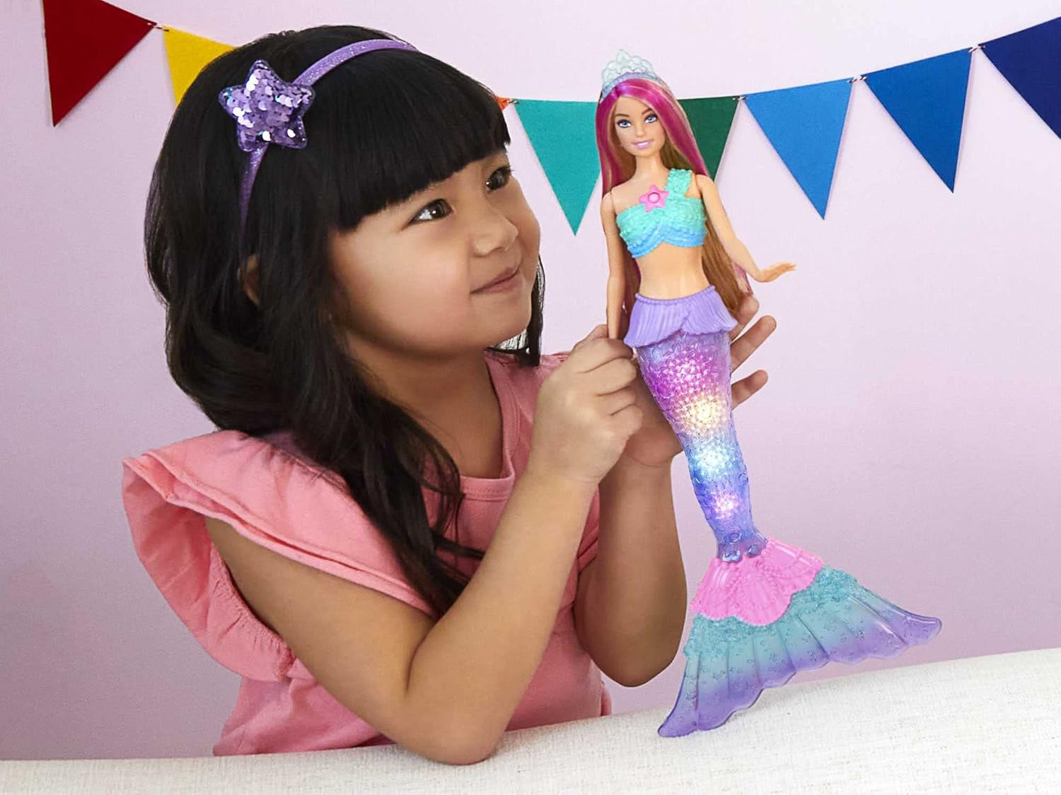 Barbie Dreamtopia Păpușă Sirenă Magică cu Lumină și Păr Blond, Păpușă Barbie cu Coadă de Sirenă, Potrivită ca și Cadou pentru Copii de la 3 Ani în sus, HDJ36