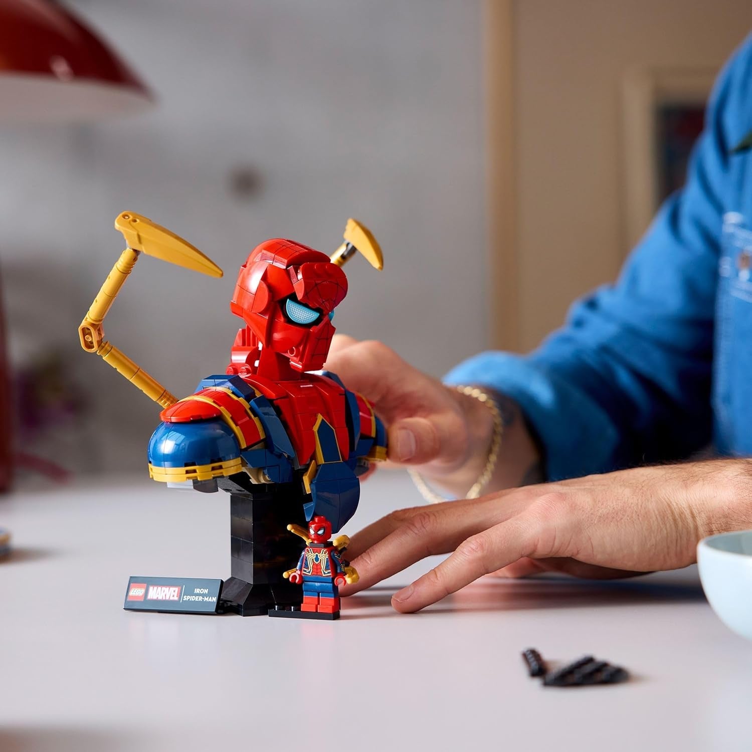 LEGO | Marvel Iron Spider-Man Büste - Modellbau für Erwachsene - inkl. 2 beweglichen Armen, drehbarem Kopf & Superhelden Minifigur - Sammlerstück & Avengers Geschenk für Fans - 76326