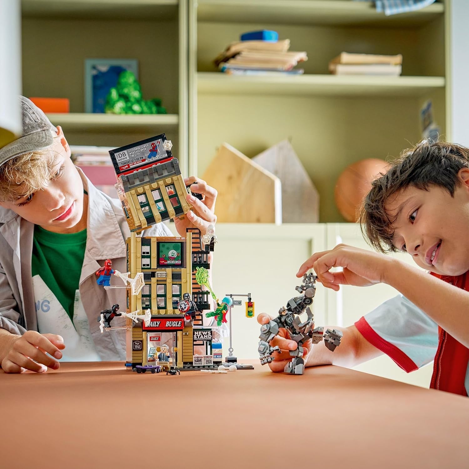 LEGO | Marvel Spider-Man vs. Mysterio: Daily Bugle - Superhelden Spielzeug mit Mech Actionfigur und 7 Minifiguren - Kinder Geschenk für Jungen ab 10 Jahren, Mädchen und Fans - 76342