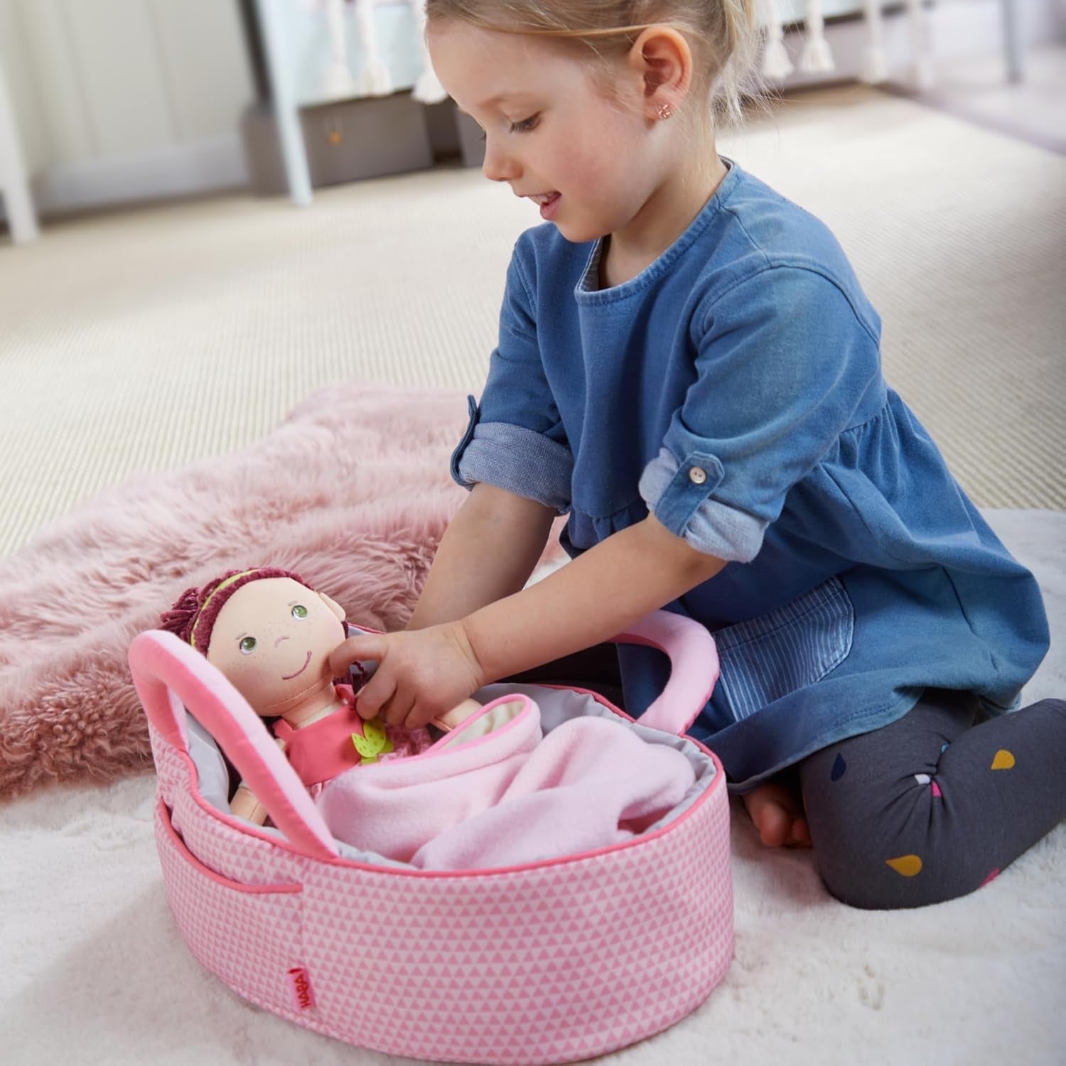 HABA Puppentragetasche Rosarot – Puppenzubehör für Babypuppen & Stoffpuppen, Tragetasche & Puppenbett mit Decke, Spielzeug ab 18 Monaten – 1305072001