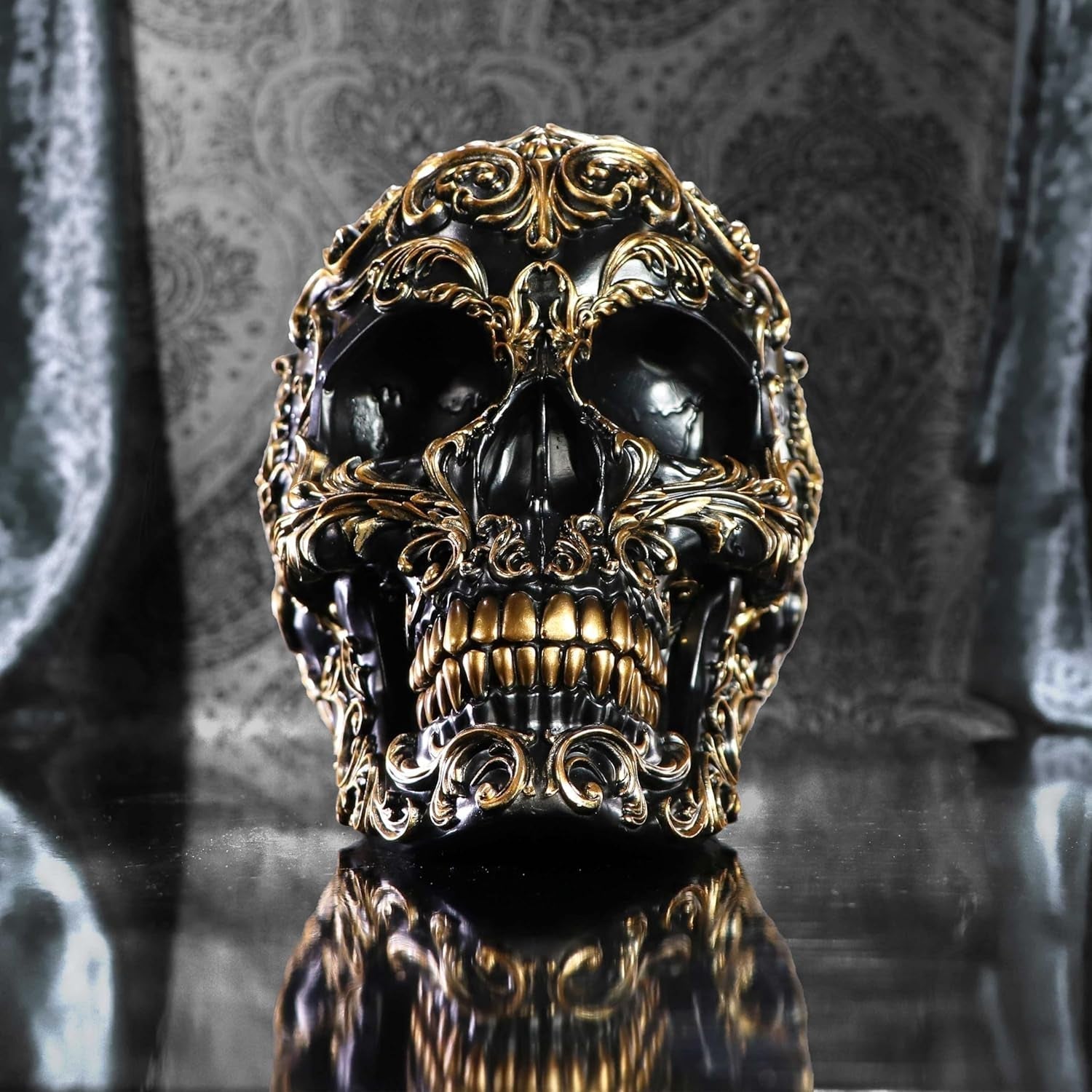 Craniu renascentist, 19 cm, rășină, negru și auriu, model baroc auriu, ornament craniu negru, decor gotic, turnat din cea mai fină rășină sintetică, pictat manual de experți Statuete si sculpturi Naty Shop