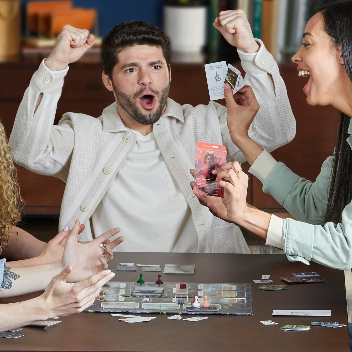 Joc de societate Cluedo Conspiracy de la Hasbro Gaming pentru adulți și adolescenți, versiunea germană a jocului de mister, pentru 4-10 jucători și cu vârsta de 14 ani și peste