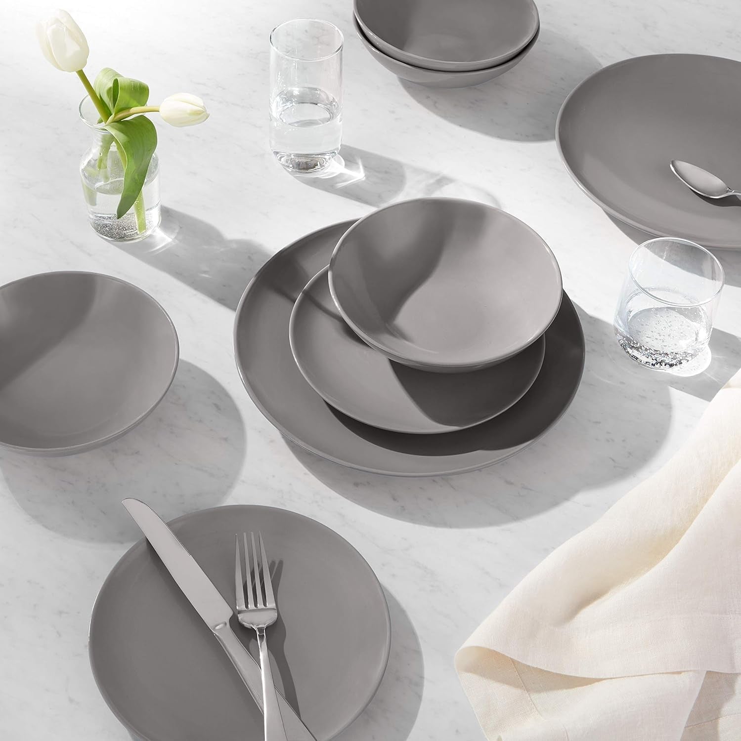 Set de veselă din gresie Amazon Basics, 18 piese, gri fumuriu, 6 porții