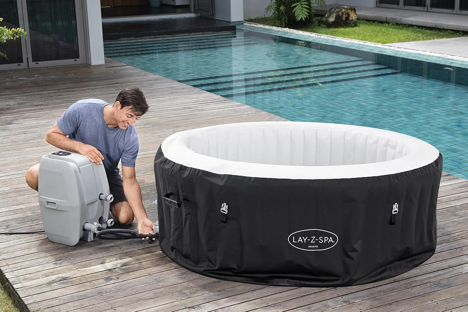 Pachet format din cada cu hidromasaj Lay-Z-SPA Miami AirJet™, 180 x 66 cm, 2-4 persoane, rotundă, neagră + husă termică Lay-Z-SPA Xtras EnergySense Ø 180 x 66 cm, rotundă