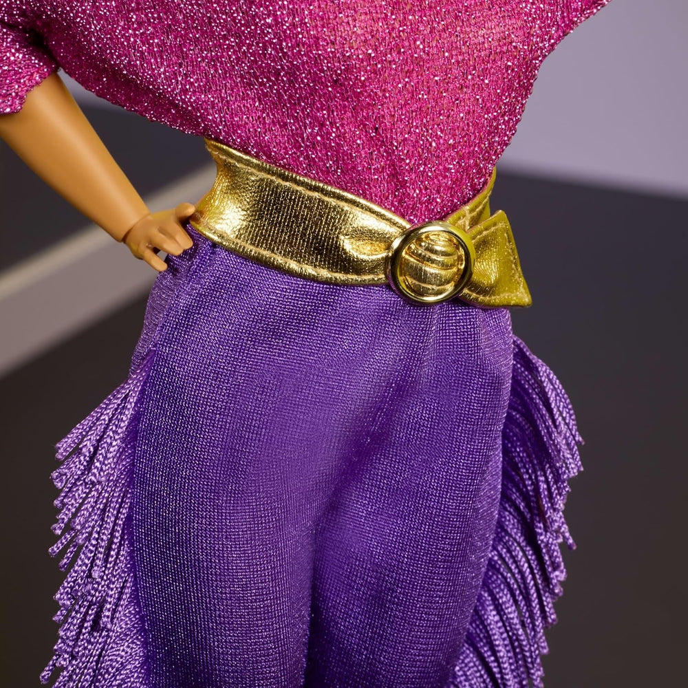 Păpușa Barbie Signature, Colecția Debbie Allen Tribute, cu bluză cu umeri goi, curea aurie și pantaloni mov cu franjuri și jambiere, JBJ24