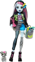 Monster High Frankie Stein-Puppe in Jeansjacke und Shorts, zum Lieferumfang gehören auch Ihr Hund Watzie und Zubehörteile wie EIN Rucksack, EIN Snack und EIN Notizbuch, HXH73