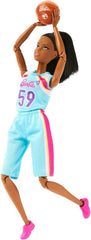 Barbie Made to Move Puppe und Accessoires, brünette Basketballspielerin mit abnehmbarem Sportdress mit Ball, 22 bewegliche Gelenke, HKT74