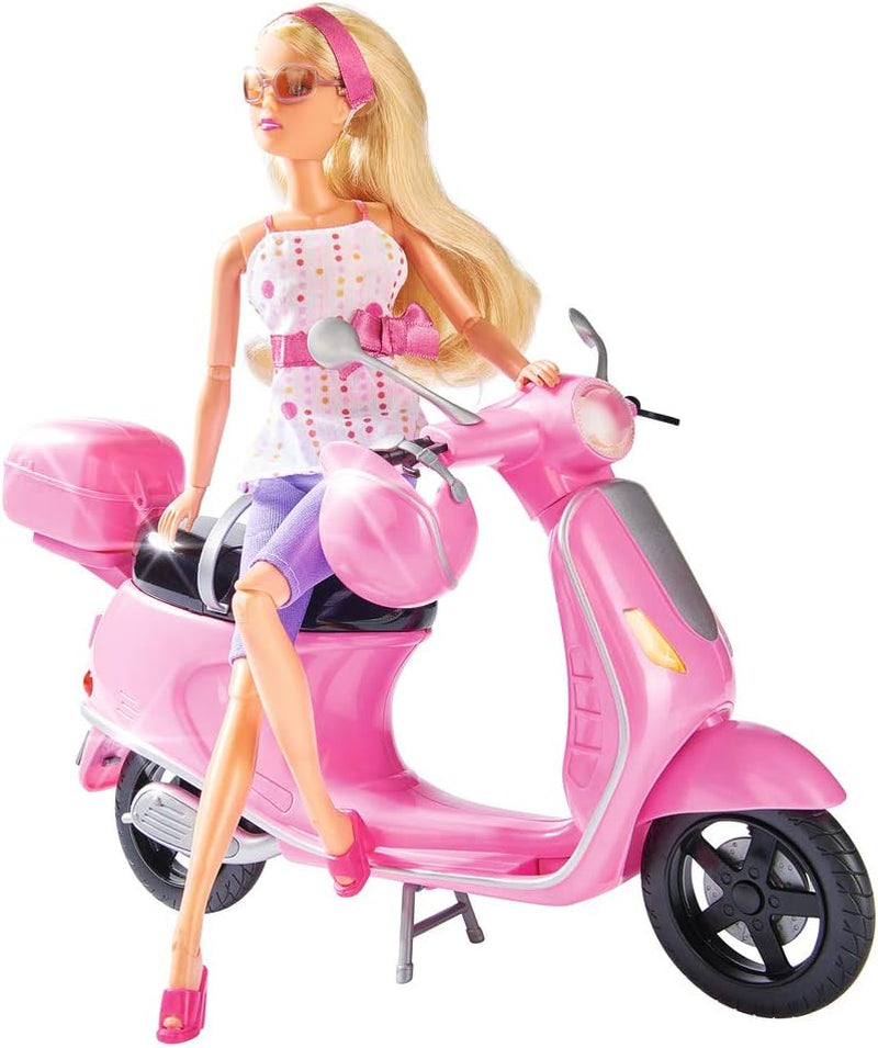 Simba 105730282 - Steffi Love Chic City Scooter, Steffi mit pinkfarbenem Roller, mit Helm und Helmfach, Ankleidepuppe, 29cm, für Kinder ab 3 Jahren
