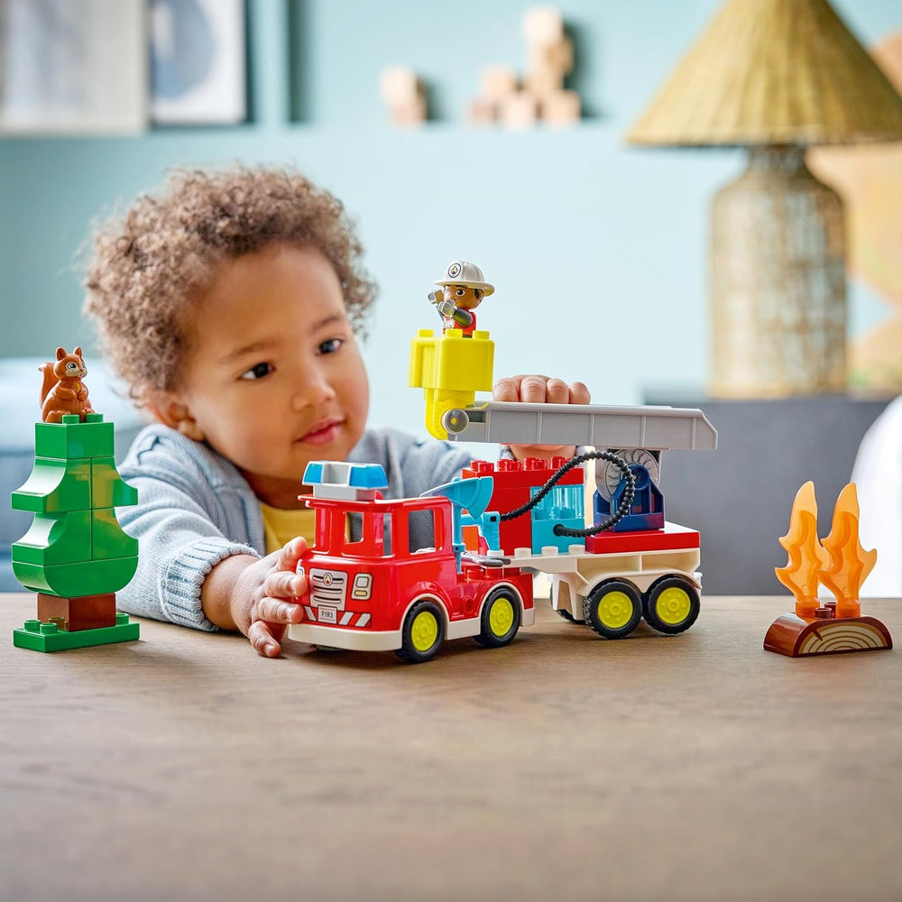 LEGO DUPLO Town Löschauto mit Schlauch und Feuerwehrmann- Lernspielzeug für Motorik - Rotes Feuerwehrauto mit Leiter, Figur und Eichhörnchen - Geschenk für Jungen und Mädchen ab 2 Jahren - 10473