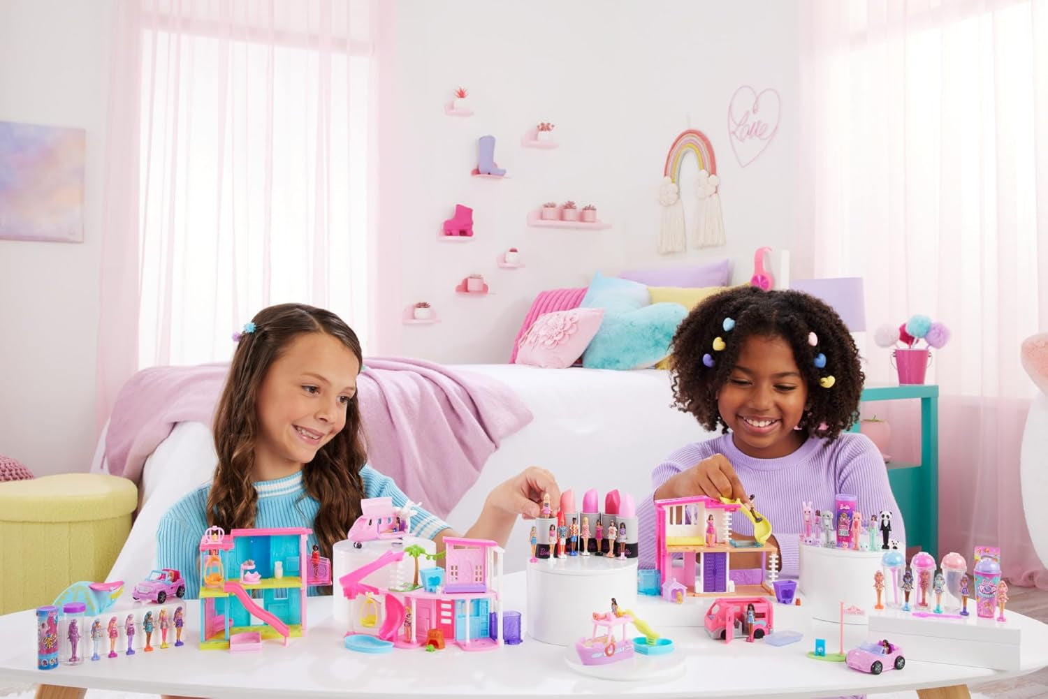 Păpușa Barbie Mini BarbieLand și seturi de vehicule de jucărie, păpușă de 3,8 cm și vehicul de jucărie emblematic cu surpriză care își schimbă culoarea, HYF40