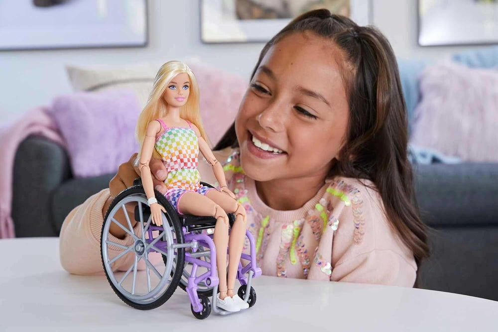 Barbie Fashionista-Puppe, im Rollstuhl mit blonden Haaren und Regenbogen-Jumpsuit, Rollstuhl und Rampe, Puppe inklusive, Geschenk für Kinder, Spielzeug ab 3 Jahre,HJT13