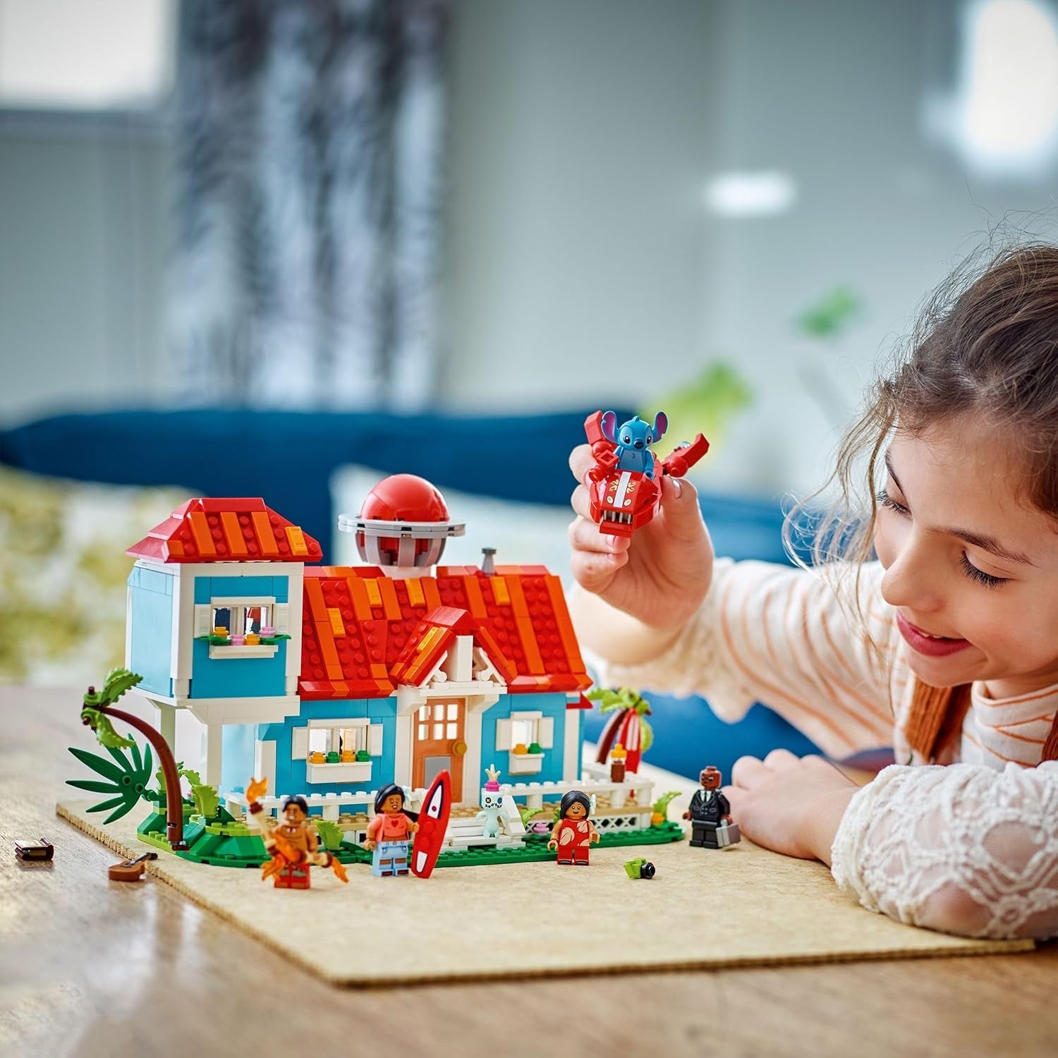 LEGO | Das Strandhaus aus „Lilo und Stitch“ - Spielzeug mit 6 Zimmern, Dachterrasse, Raumschiff und 5 Minifiguren - Geburtstagsgeschenk für Mädchen, Jungen & Fans ab 9 Jahren - 43268