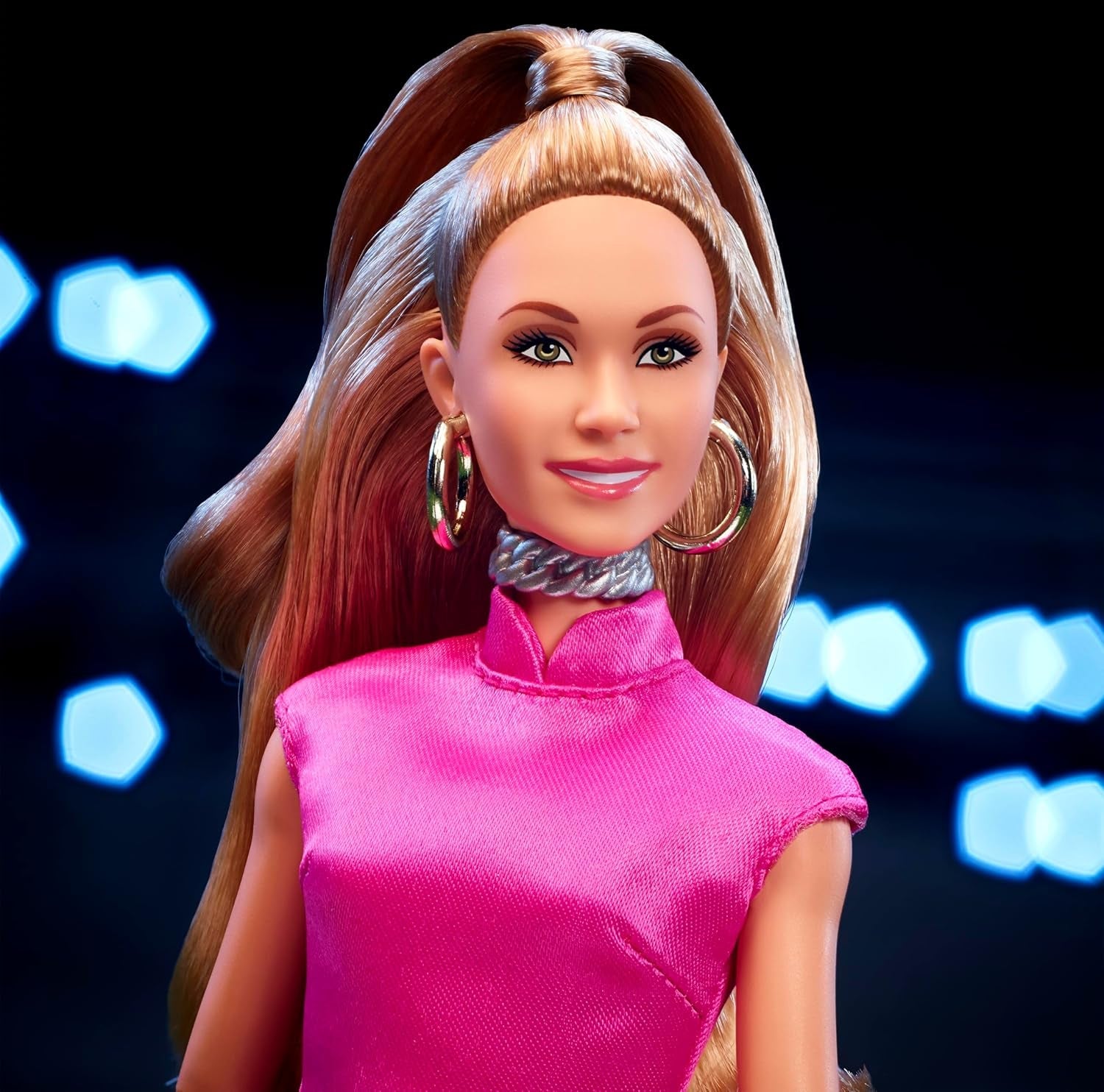 BARBIE Keeley Jones - Sammelpuppe inspiriert von Ted Lasso, knallpinkes Midi-Seidenkleid, goldene High Heels, schwarzer Umhang, goldene Creolen, pinkfarbene Handtasche, für Kinder ab 3 Jahren, HJW92