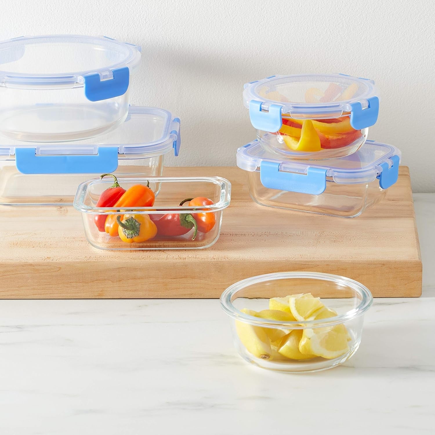 Containere pentru alimente Amazon Basics cu capace de sticlă cu închidere etanșă, set de 14 piese, 7 containere și 7 capace fără BPA, transparente cu bandă de silicon albastru Cutii depozitare alimente Naty Shop