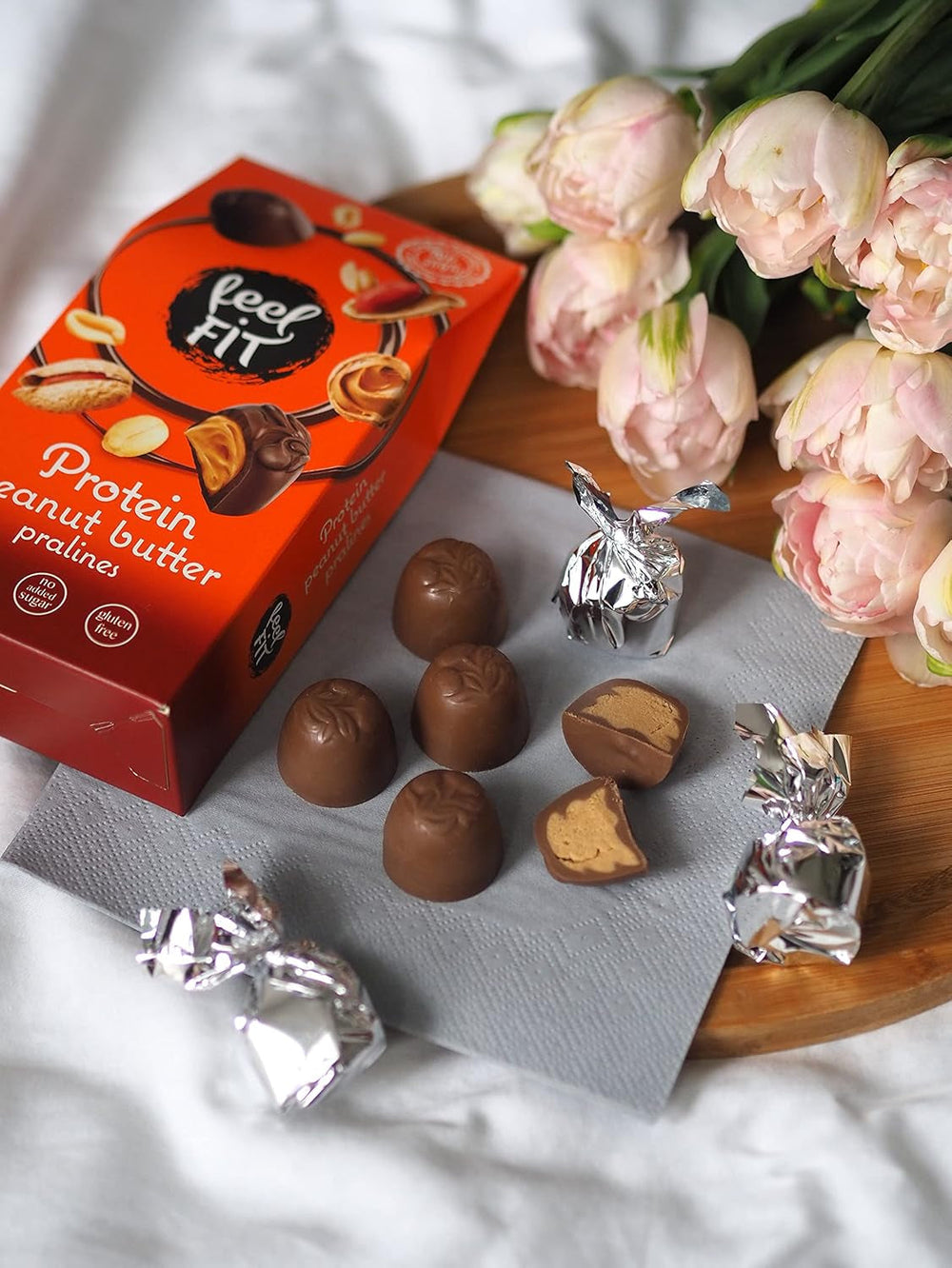 Praline proteice cu unt de arahide Feel FIT în ciocolată cu lapte de înaltă calitate, fără zahăr adăugat, 17% proteine, fără gluten 66 g (1 pachet)