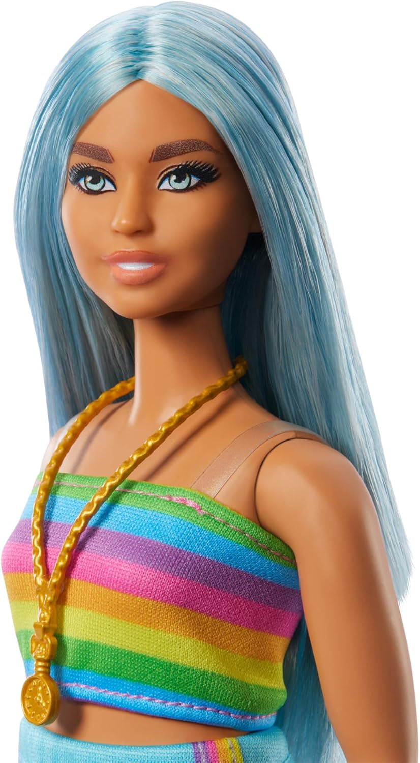 Păpușa Barbie Fashionistas nr. 218 cu păr lung albastru, bluză curcubeu și fustă turcoaz, păpușă de modă de colecție care comemorează cea de-a 65-a aniversare, HRH16