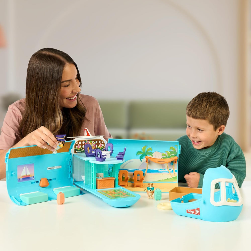BlueY 3-in-1 Flugzeug-Spielset zum Ausklappen; Verwandlung von Flugzeug in Hotelresort & Boot! 70 cm breites Urlaubsresort-Spielset; 25+ Geräusche; 15 Spielzeugteile; 2 Exklusive Figuren Bingo