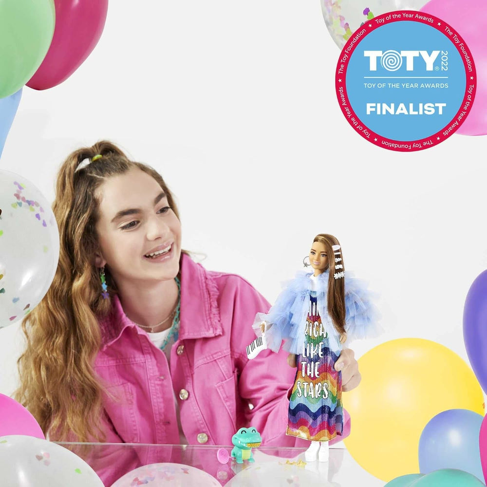 Barbie GYJ78 - Extra Puppe, Regenbogenkleid, Blaue Rüschenjacke, Haustier-Krokodil, Lange brünette Haare, mehrlagiges Outfit, Accessoires, Flexible Gelenke, Spielzeug Geschenk für Kinder ab 3 Jahren