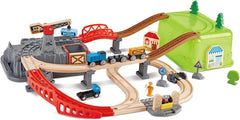 Hape Eisenbahn-Baukasten-Set - mit integrierter Lagerbox und Güterzug aus Holz, Bahn-Set mit Schienen, Brücken & Zubehör, Montessori-Spielzeug, Kreatives Bauen & Spielen, für Kinder ab 3 Jahren