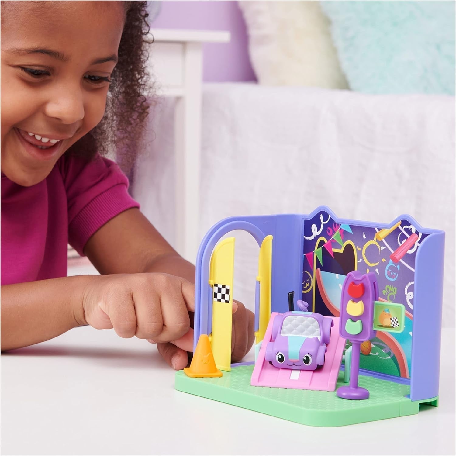 Gabby's Dollhouse Deluxe Room, cameră de joacă Purr-Ific, cameră de joacă cu mașină de jucărie Carlita, 2 piese de mobilier și 2 cutii surpriză cu accesorii, potrivită pentru copii de 3 ani și peste Casute de papusi Naty Shop