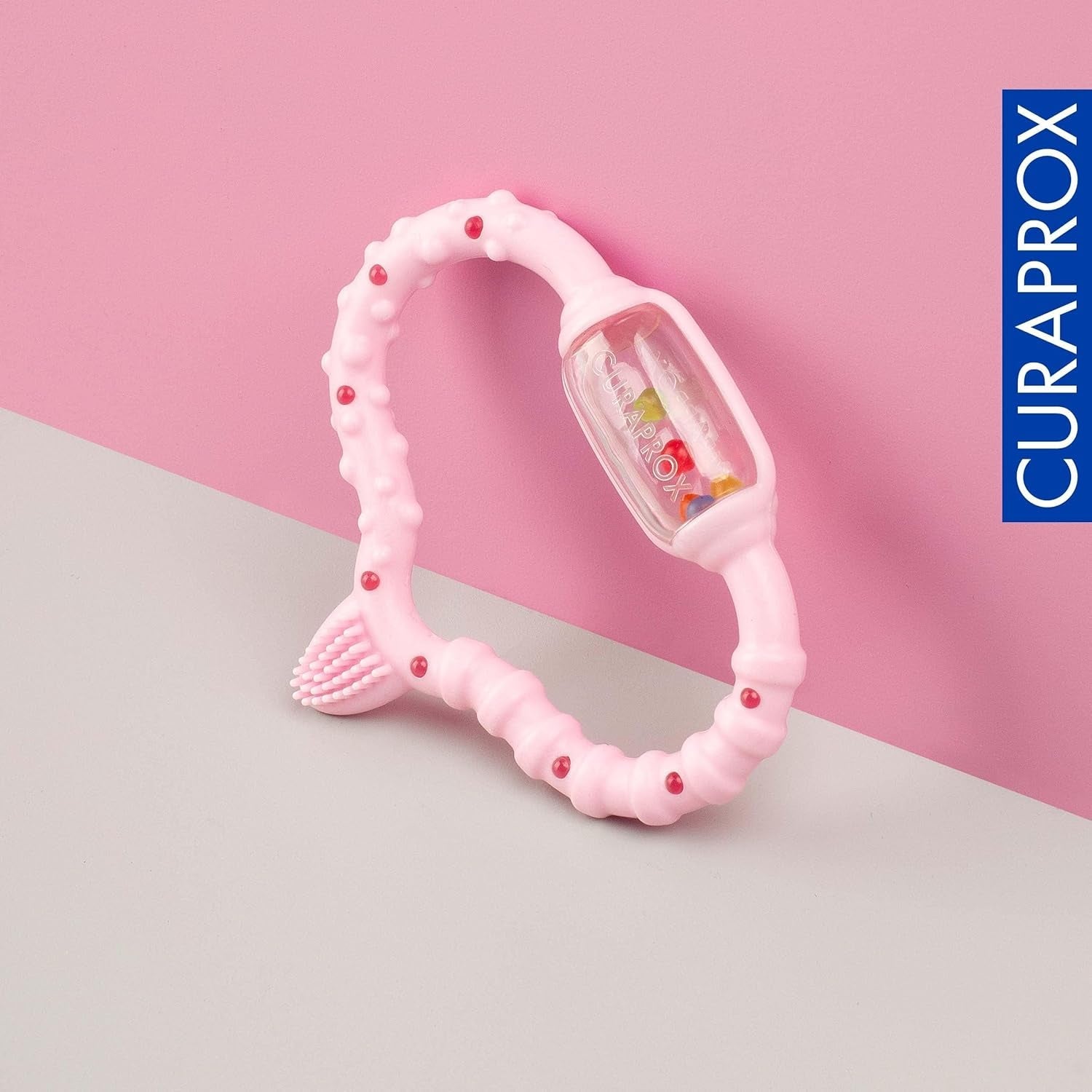 Inel de dentiție Curaprox pentru bebeluși - Pentru copii mici 0-24 luni/Ameliorează durerea de dinți și promovează abilitățile motorii | Fără BPA, Roz, cu periuță de dinți de antrenament/Fabricat în Elveția