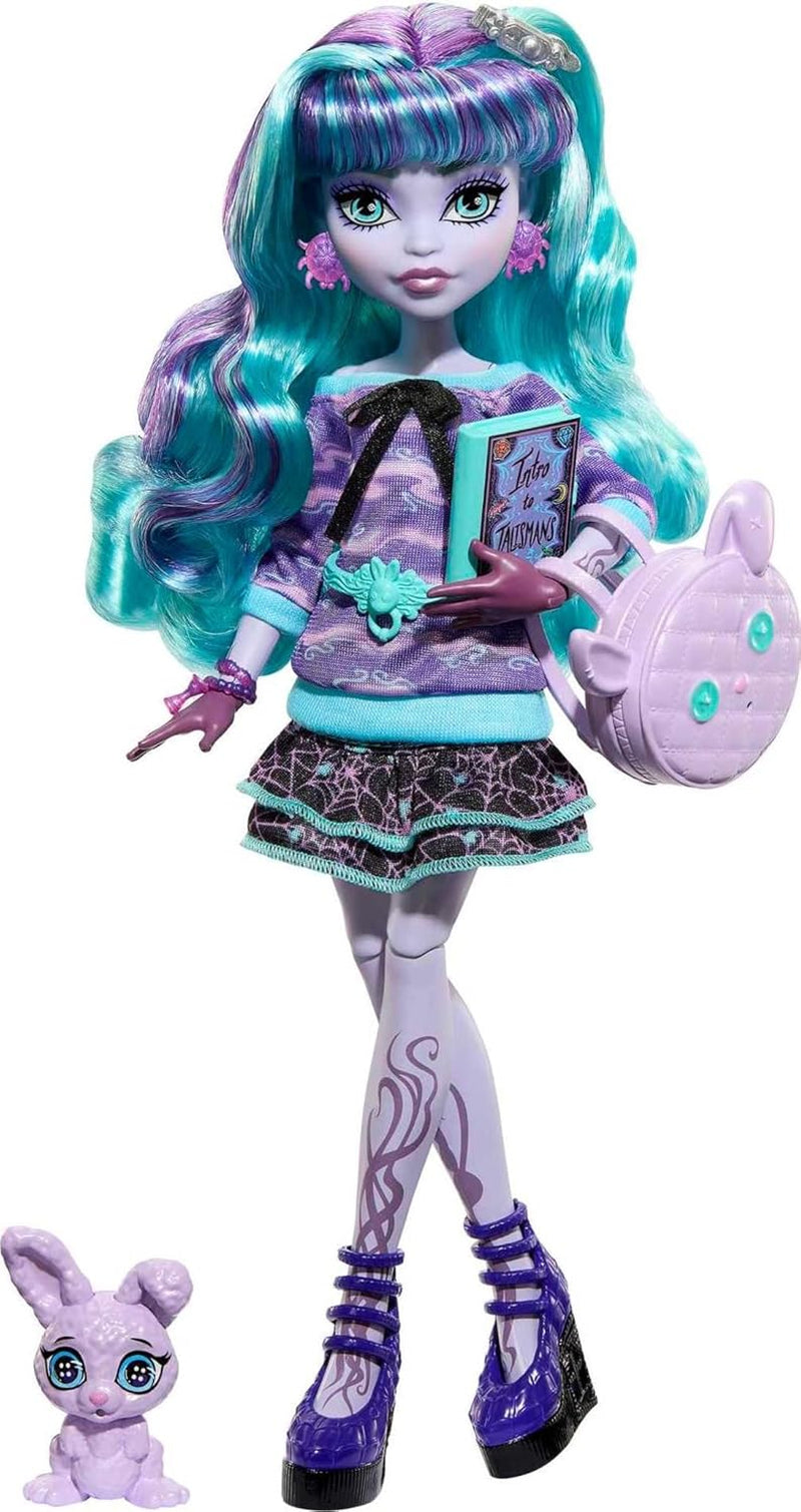 Monster High Fearbook Twyla Set aus Puppe und Zubehör mit Filmclub-Thema, Collegejacke, Jahrbuch, Brettspiel und Keksen, HXW31