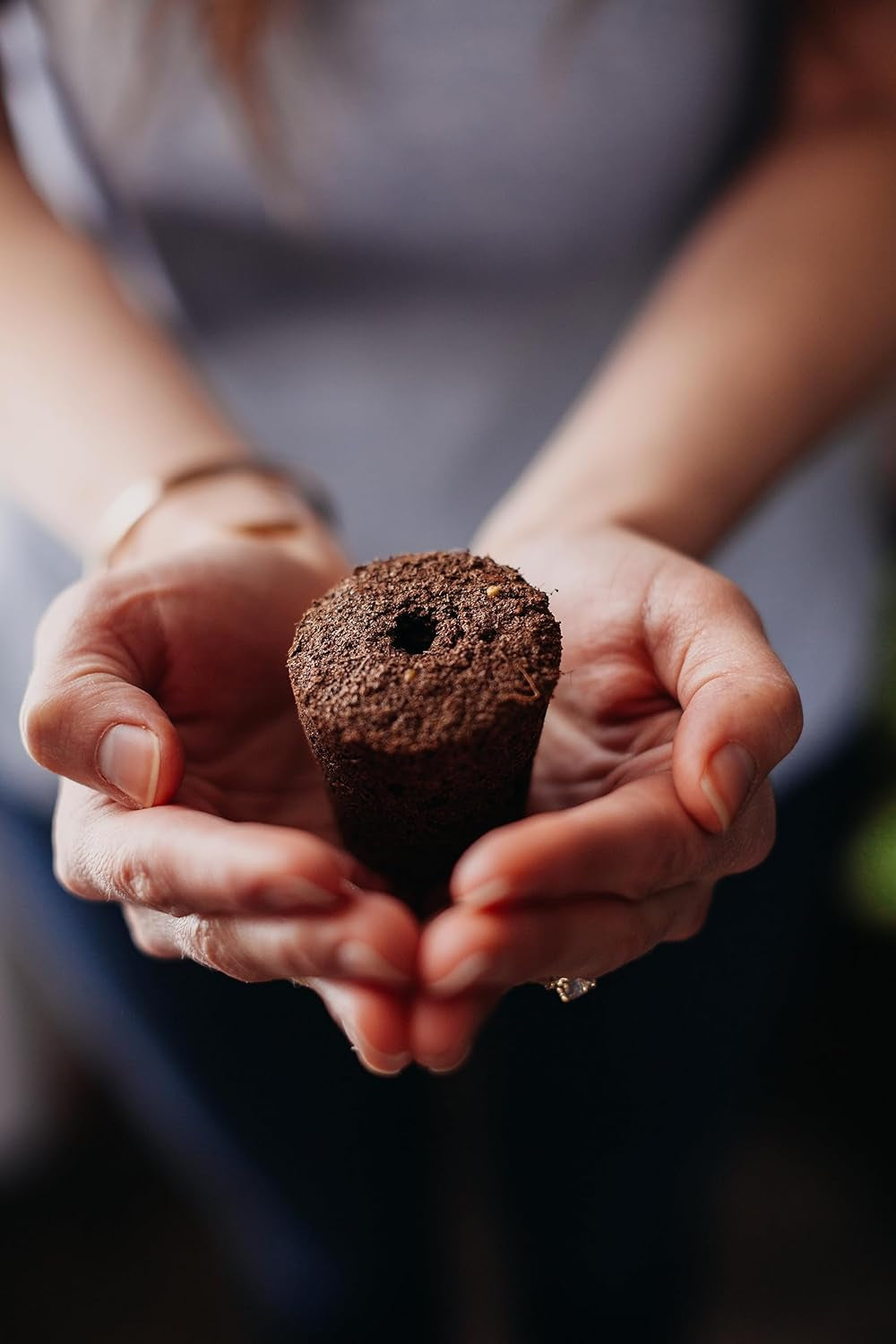 Click and Grow Growbox, Smart Garden, mai ușor decât un sistem de creștere hidroponic, grădină de interior, grădină de plante aromatice, seră de interior cu 3 capsule de plante incluse, alb