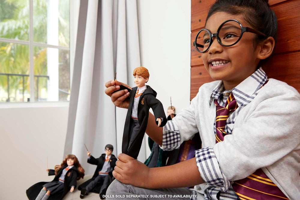 Mattel Harry Potter - Păpușă de colecție Ron Weasley (aprox. 26 cm) cu uniformă Hogwarts, halat Gryffindor și baghetă, jucărie de la 6 ani FYM52 Action figures Naty Shop