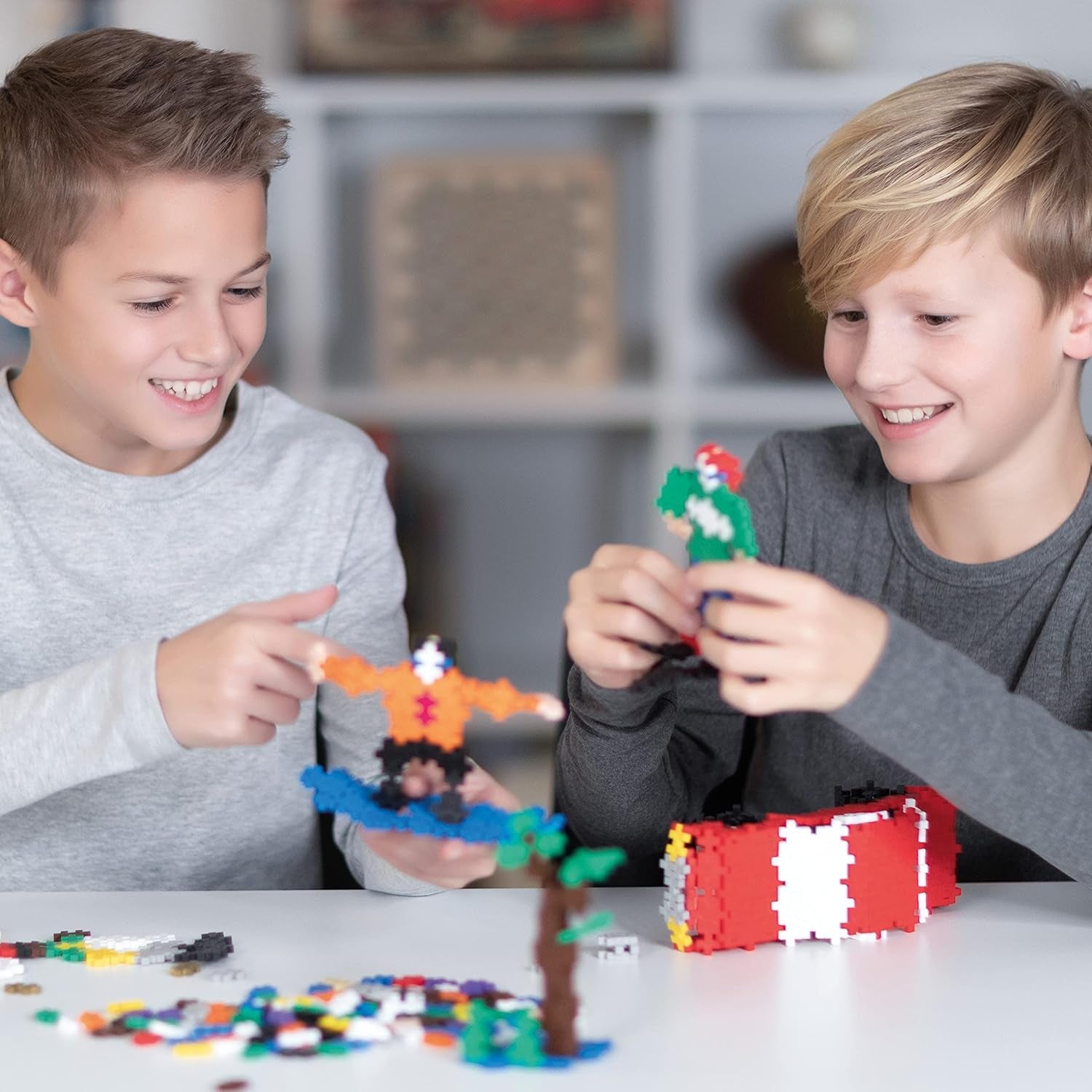 Plus-Plus 7265 Geniales Konstruktionsspielzeug, Farben-Mix, Bundle aus 4 verschiedenen Kreativ-Bausteine Tubes inkl. Bauplatte, 400 Teile, Mischfarben