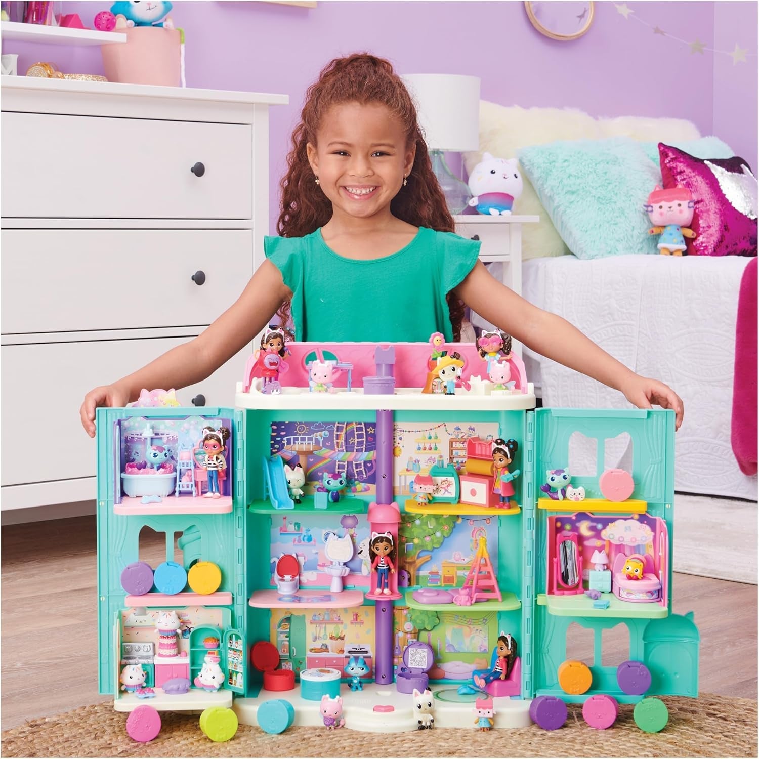 Camera Deluxe a casei de păpuși Gabby, cameră cu figurină pisică, mobilier și 2 cutii surpriză cu accesorii tematice, potrivită pentru copii cu vârsta de 3 ani și peste