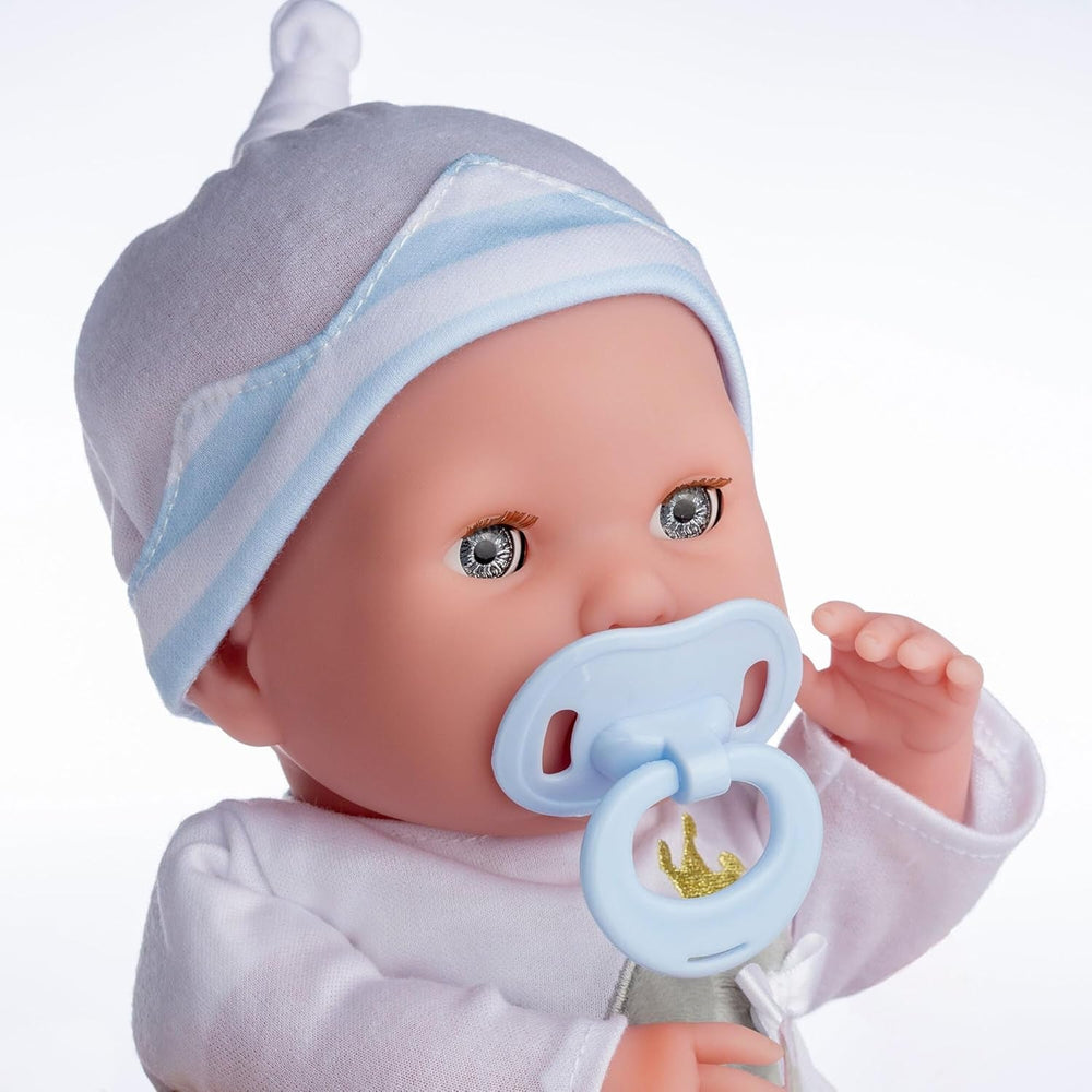 38 cm große realistische Babystoffpuppe mit offenen/geschlossenen Augen | JC Toys - Berenguer Boutique | 10-teiliges Geschenkset mit Flasche, Rassel, Schnuller & Zubehör | Blau | ab 2 Jahren.