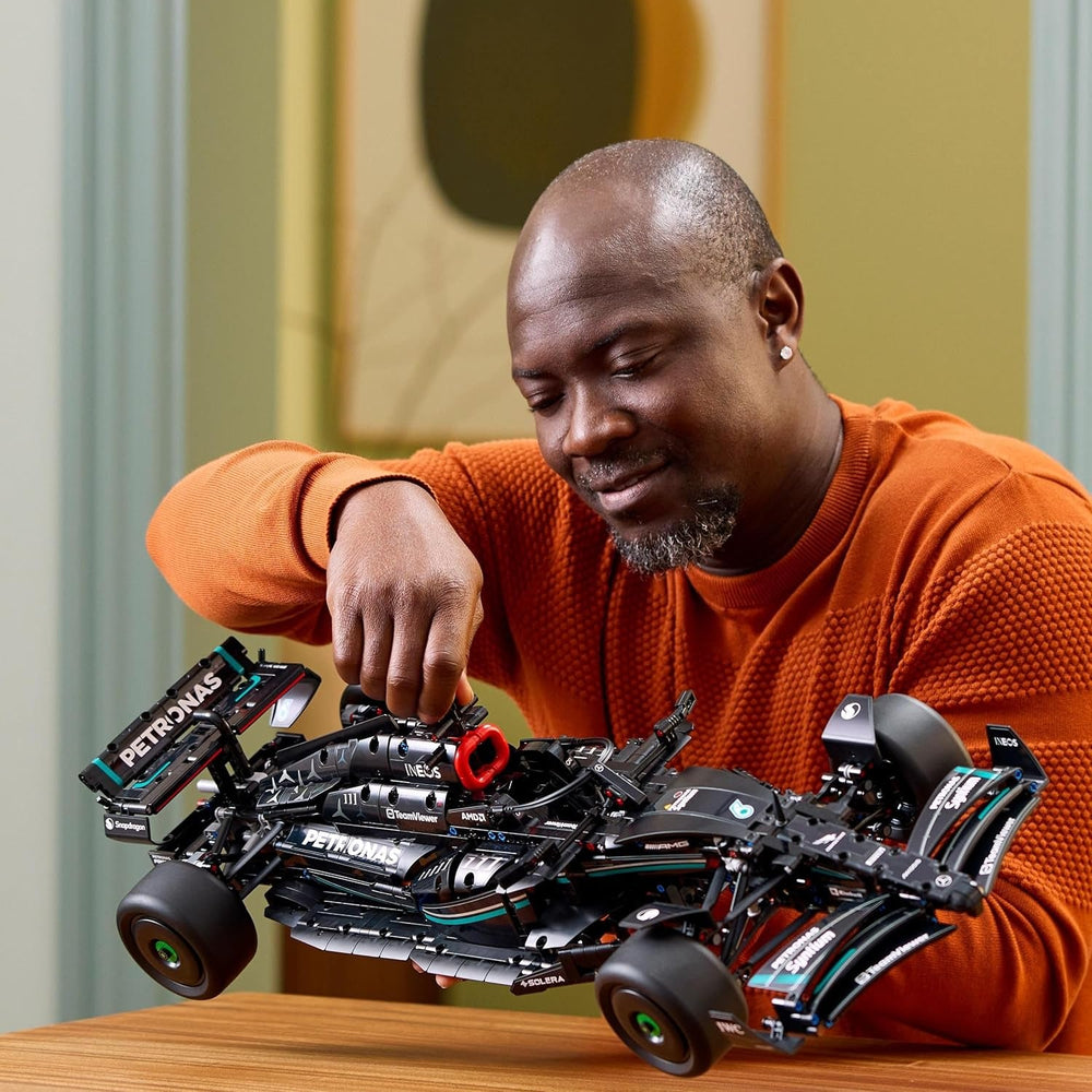LEGO Technic Mercedes-AMG F1 W14 E Performance Set für Erwachsene, Maßstabsgetreuer Rennwagen Modellbausatz, Sammlerstücke für Zuhause oder Büro, Formel 1 Geschenke für Männer, Frauen 42171