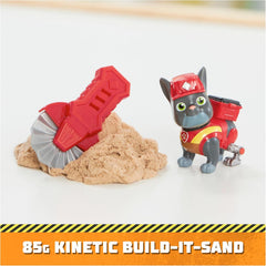 Rubble & Crew – Actionfiguren-Set mit Charger & Wheeler Hundefiguren, 2 Bauspielzeugen und 85g Kinetic Sand Build-it-Sand, Spielzeug geeignet für Kinder ab 3 Jahren