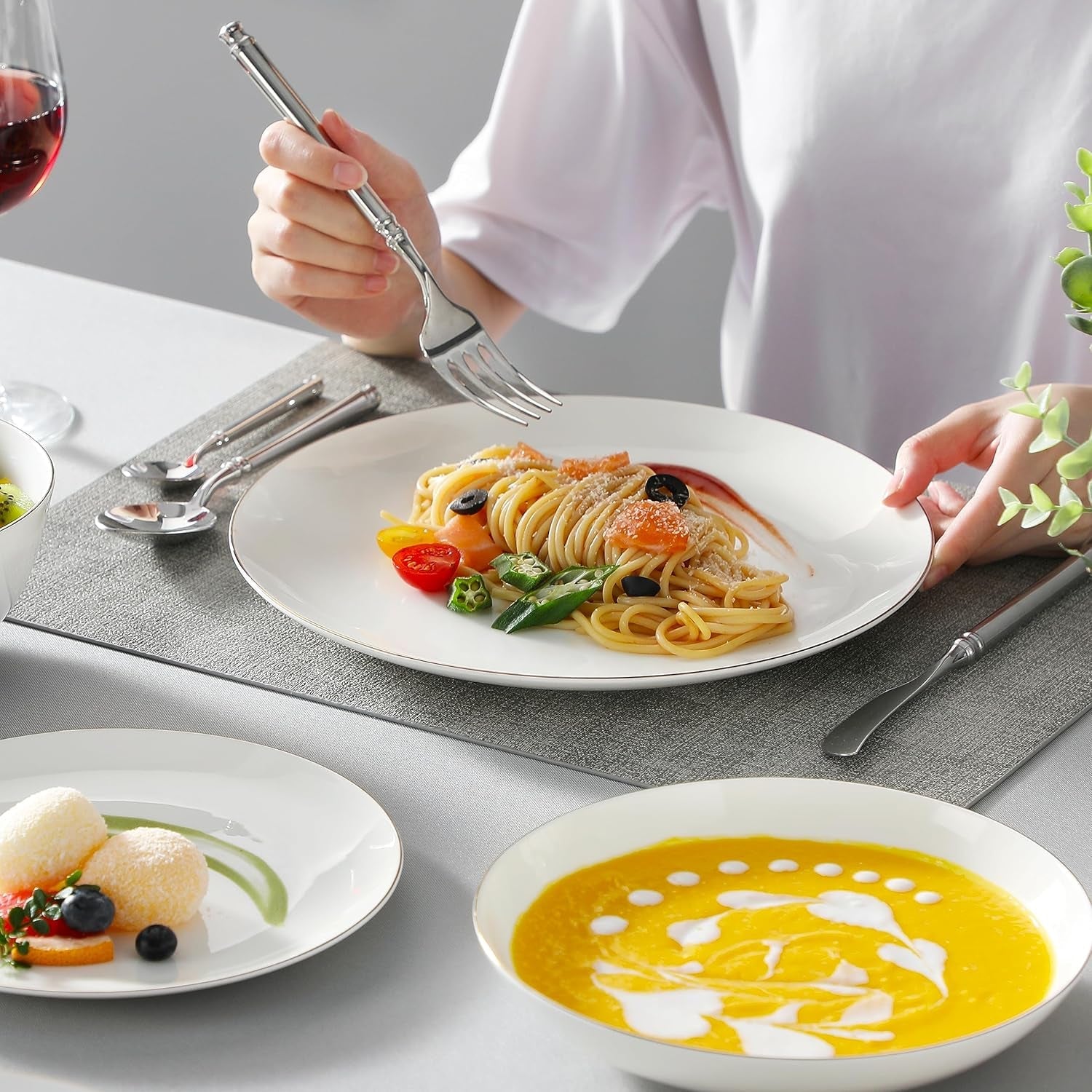 Set de veselă MALACASA pentru 4 persoane, set de veselă din porțelan os, format din 16 piese, set combinat rotund alb cu margine aurie, cu 4 farfurii de cină, 4 farfurii de desert, 4 farfurii de sumă și 4 boluri pentru cereale, seria NORI