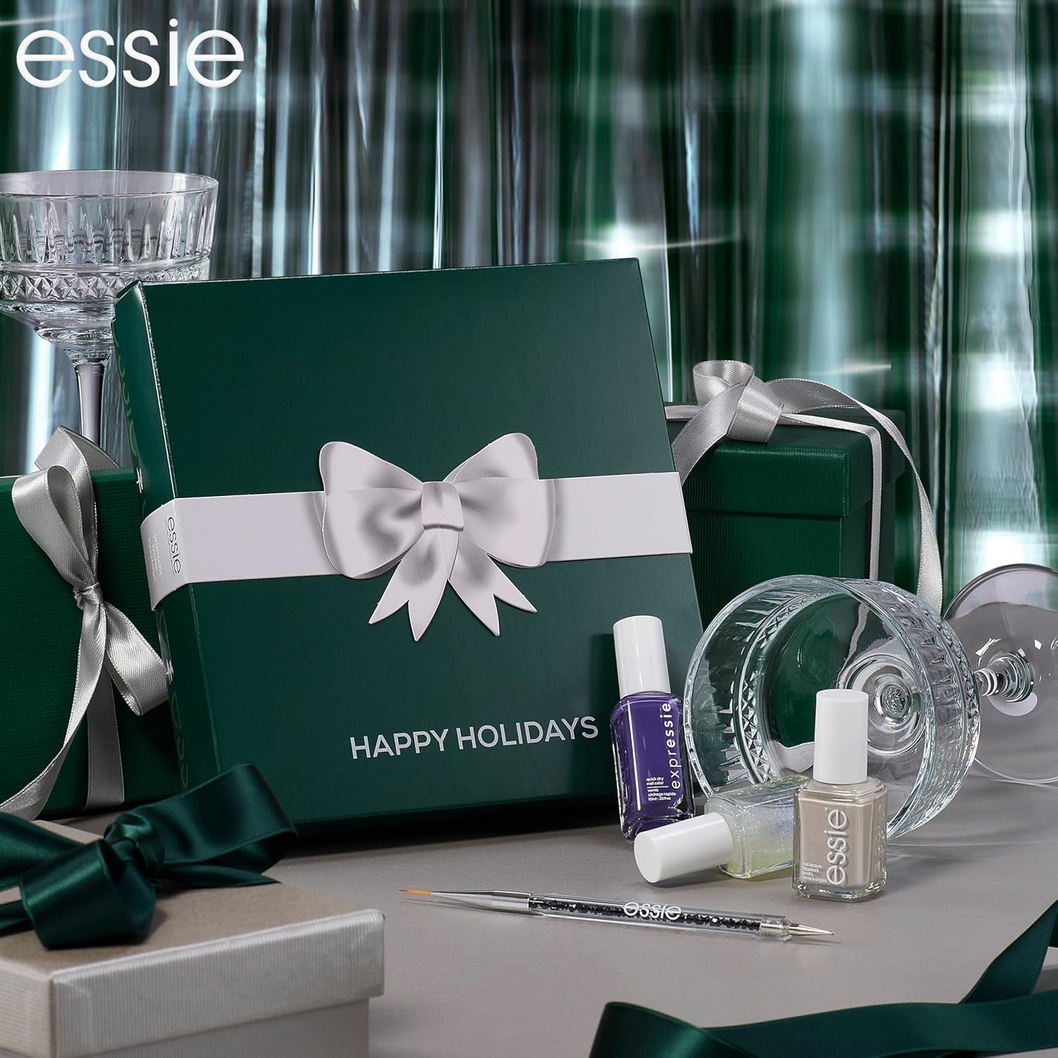 Set Essie Nail Art de Crăciun 2025 pentru look-uri festive