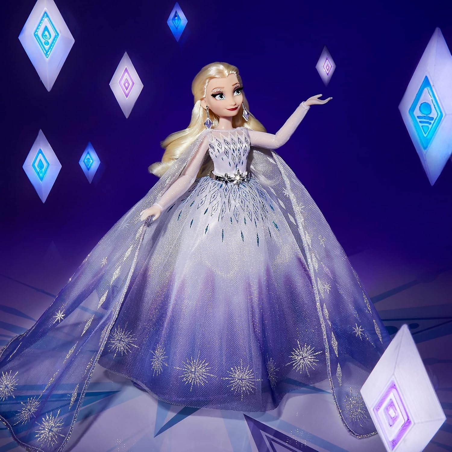 Disney Prinzessin Style Serie Weihnachtsedition ELSA, Modepuppe mit Accessoires, Sammlerpuppe für Kinder ab 6 Jahren