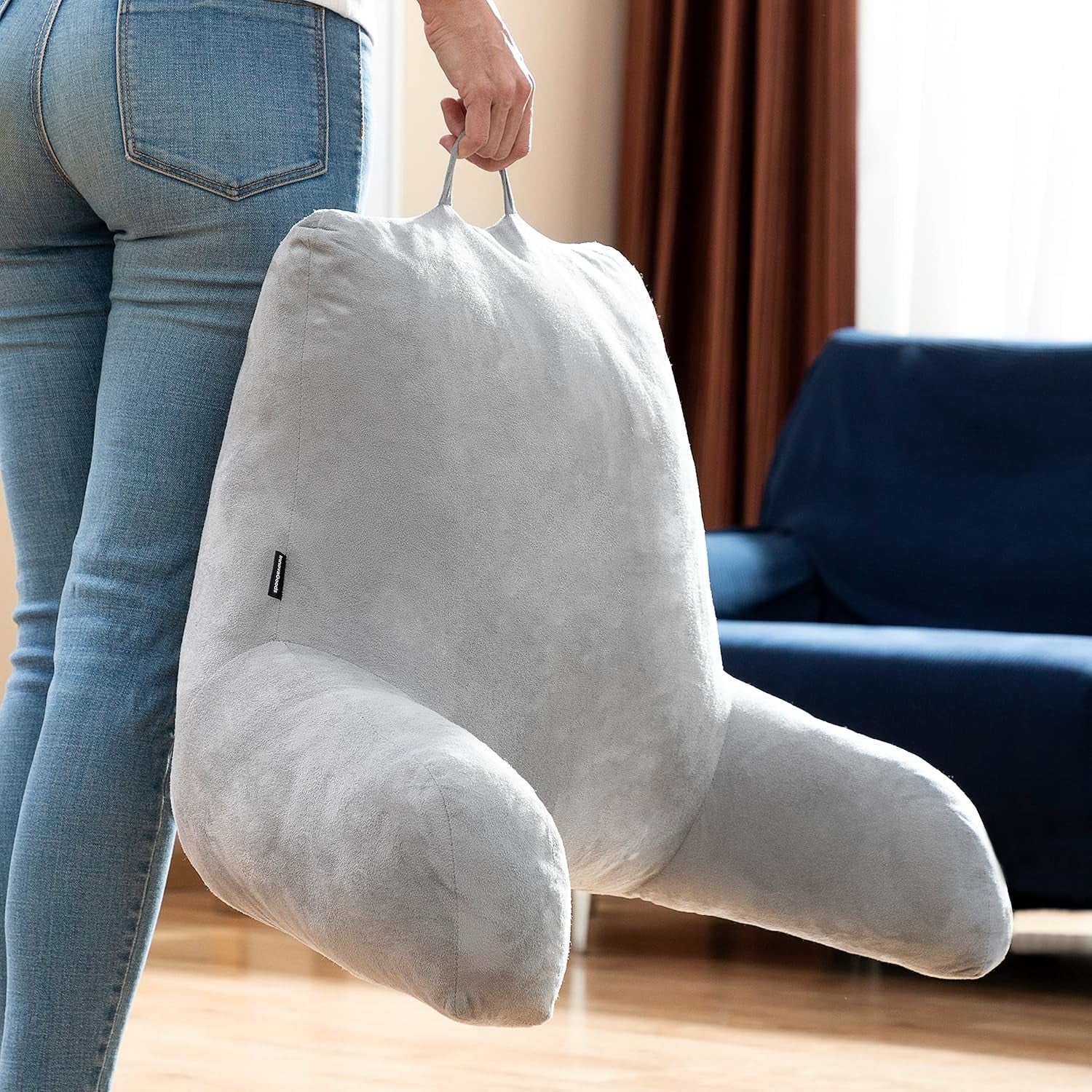 Pernă de citit InnovaGoods Huglow cu cotieră, pentru canapea, pat și covor, pernă de citit cu suport lombar și mâner de transport, ergonomică, previne disconfortul și durerea, gri