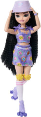 Păpușa Barbie Dream Besties și accesorii, Păpușă Barbie Renee la modă articulată cu patinaj pe role și păr negru, 12 accesorii tematice cu videoclipuri și mâncare, JFX99