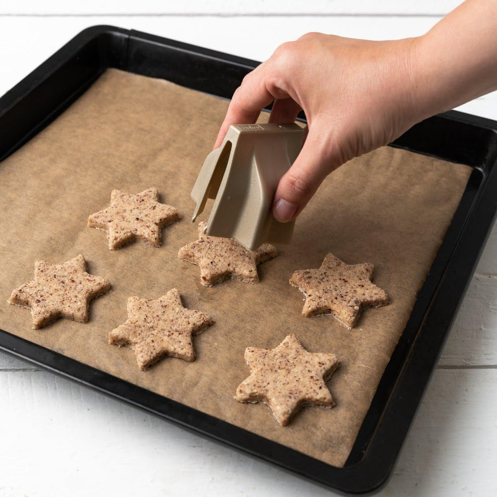 Formă de stea cu scorțișoară Zenker cu mecanism de pliere – Formă ergonomică pentru steluțe perfecte cu scorțișoară – Formă de biscuiți pliabilă cu motiv de stea – Fabricată în Germania, Aurie
