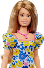 Barbie Fashionistas - Păpușă dezvoltată împreună cu Societatea Națională pentru Sindromul Down, păr blond și ținută modernă cu rochie florală și pantofi sport albi, pentru copii cu vârsta de 3 ani și peste, HJT05