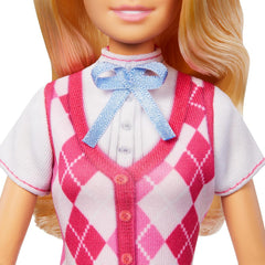 Păpușa Barbie Malibu și accesorii din Barbie Mysteries: Aventura secretă a cailor, inclusiv păpușă la modă, costum de călărie detașabil și cască, HXJ38